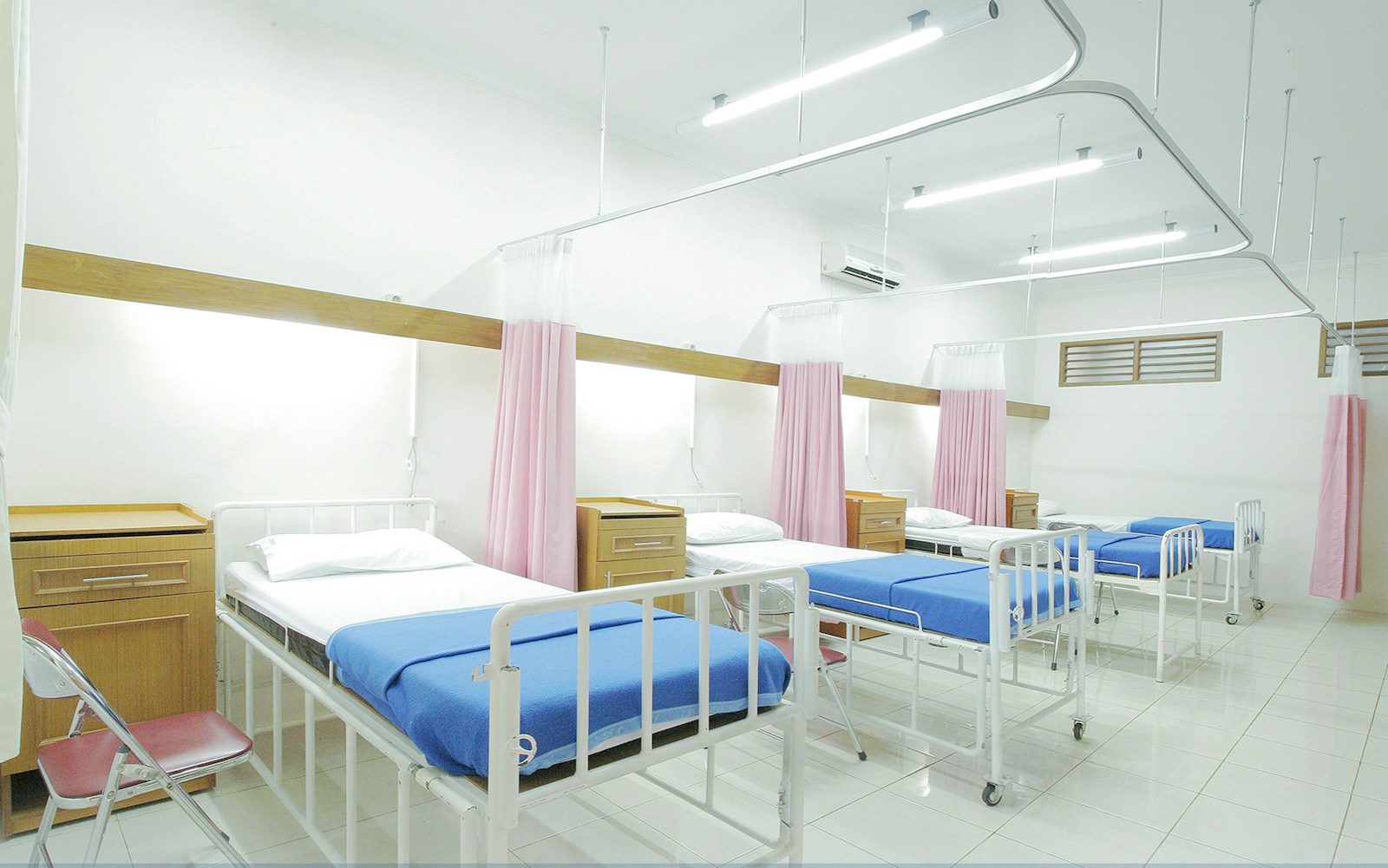 Klinik-Eingang ruhig professionell