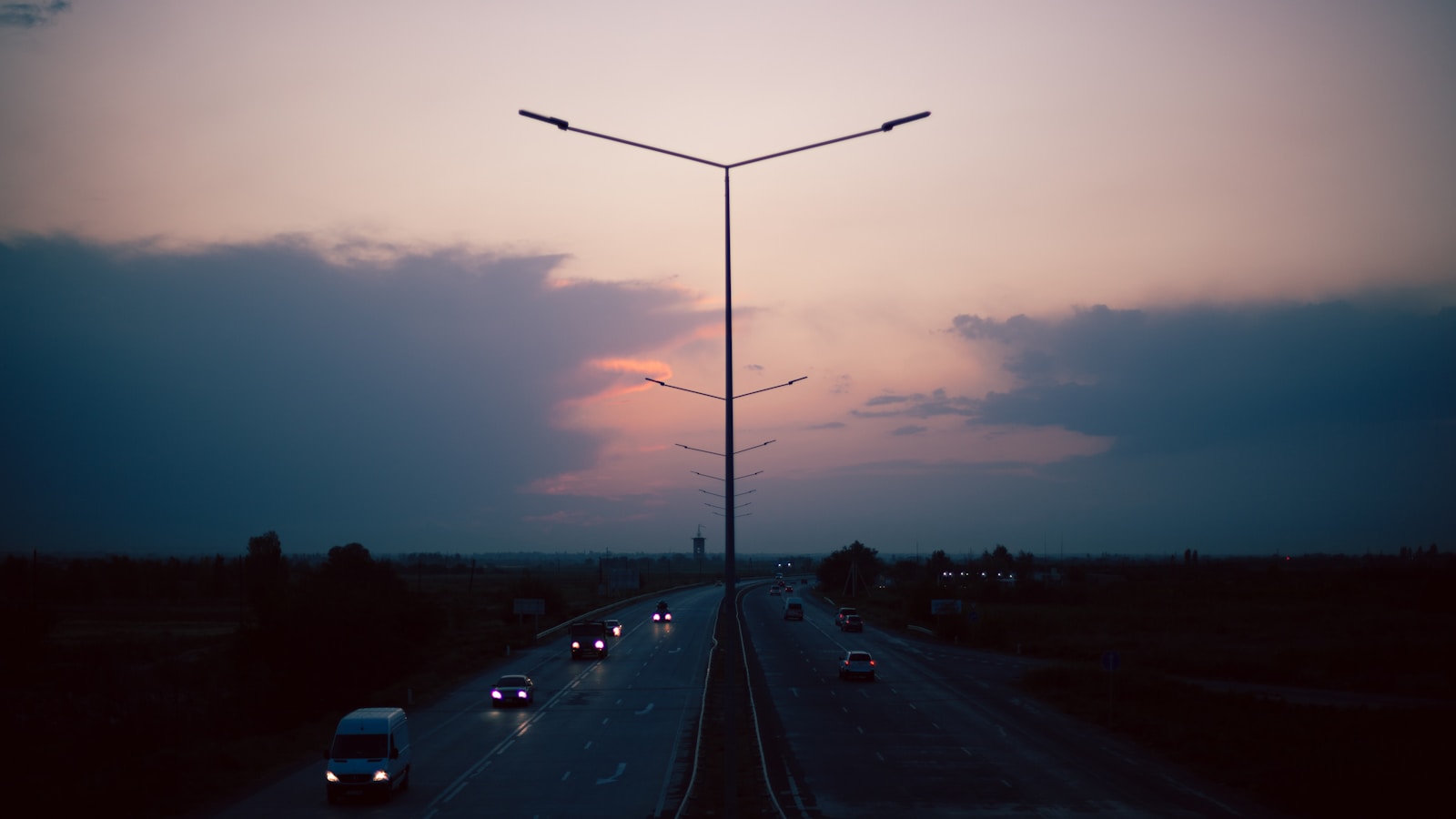 Autobahn bei Sonnenuntergang