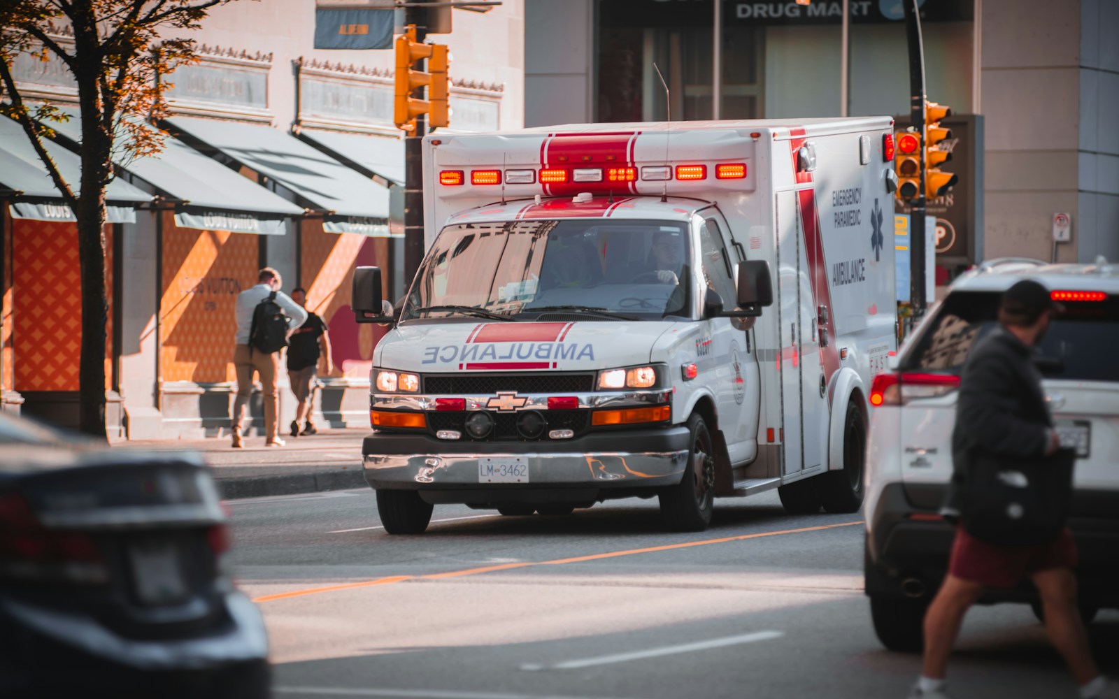 Krankentransport-Fahrzeug in der Stadt