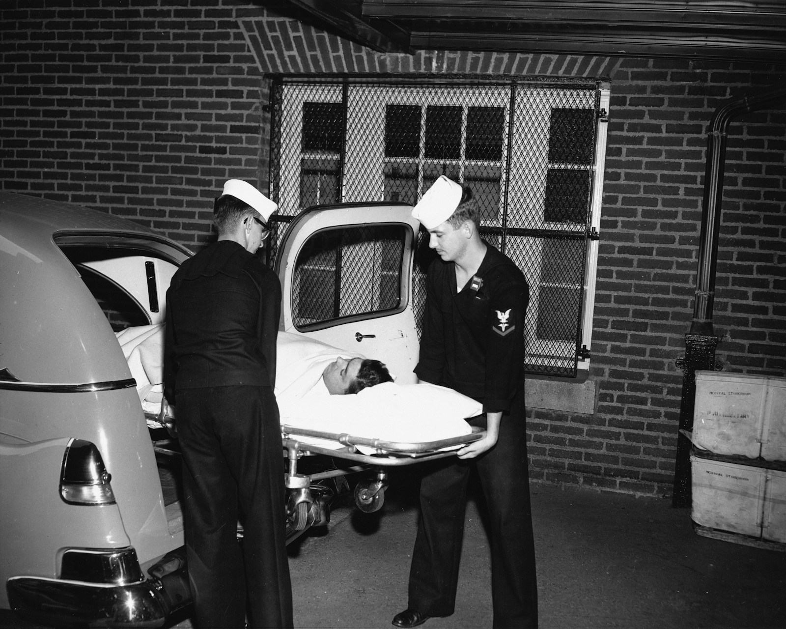 Sanitäter legen Patienten auf Trage